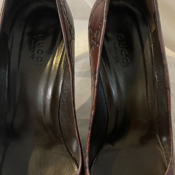 Gucci Monogram Leather Pumps - Picture 3 of 9